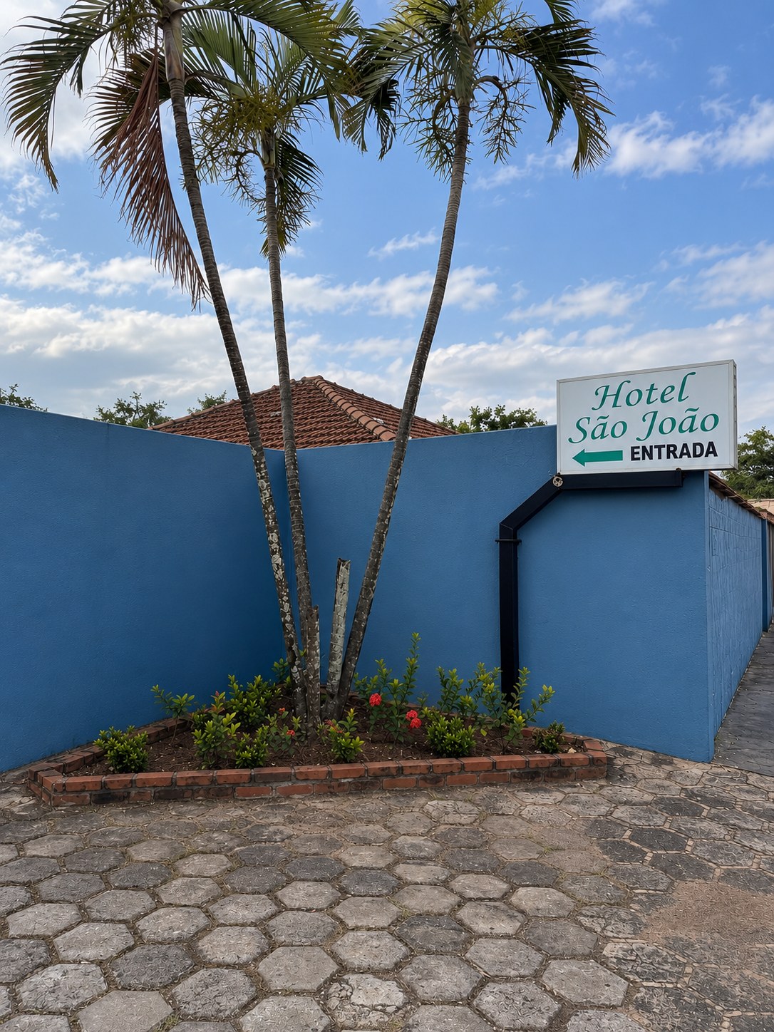 Placa Hotel São João com seta de entrada